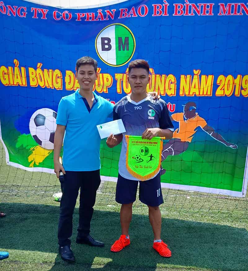 trao-gia-cau-thu-xuat-sac-nhat-giai-tranh-cup-tu-hung