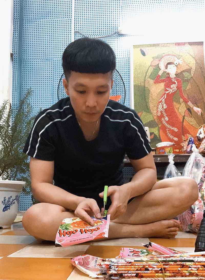 chang-trai-dan-tui-xach-tu-vo-goi-my-tom-3