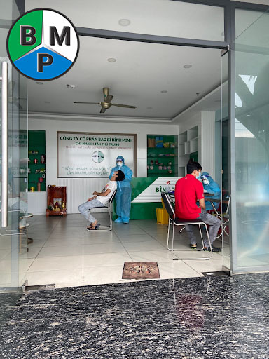 Nhân viên Y tế lấy mẫu xét nghiệm Covid19 cho nhân viên trong công ty.