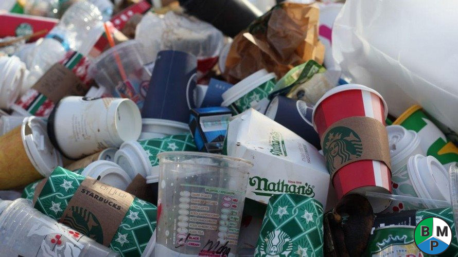 eu cam quan cafe su dung nhua mot lan 3