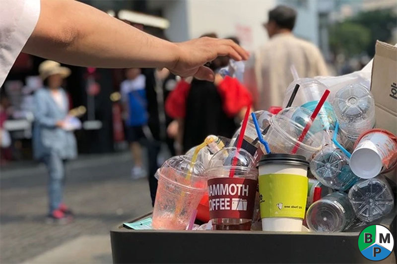 eu cam quan cafe su dung nhua mot lan 4